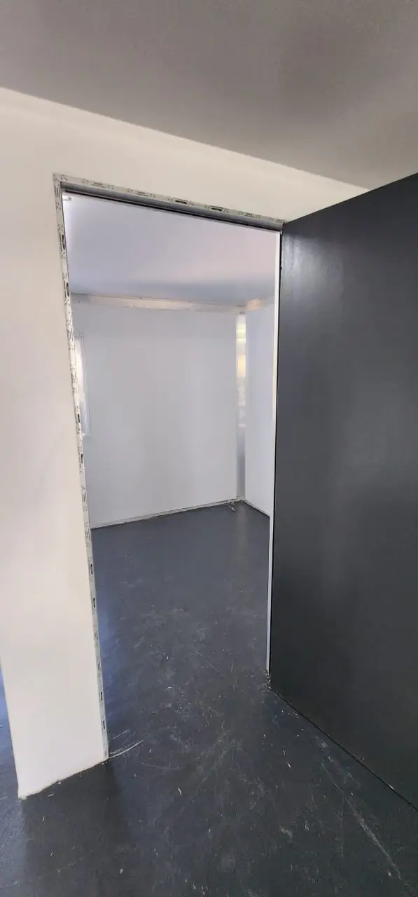 Interior wall corner and panel joint of a UDRS unit