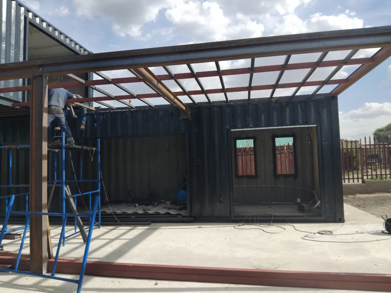 Fitting a steel canopy to a container unit
